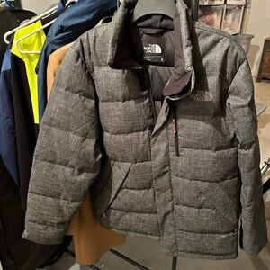 The North Face Men's Gray Puffer Sumter 550-fill down jacket in gray tweed.